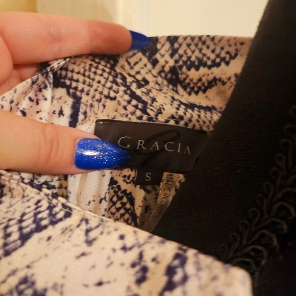 Gracia Snakeskin light pink and navy blouse - Picture 6 of 9